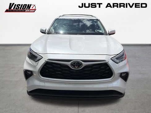 Used 2022 Toyota Highlander XLE AWD/4WD image 2