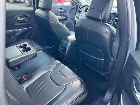 Used 2019 Jeep Cherokee Limited image 18