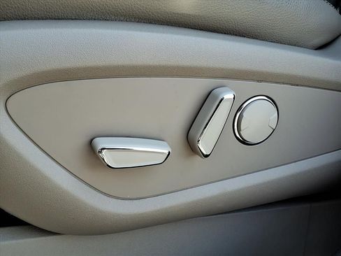 Used 2023 Lincoln Nautilus AWD image 4