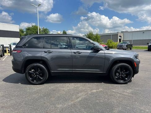 Certified 2025 Jeep Grand Cherokee Altitude AWD/4WD image 9