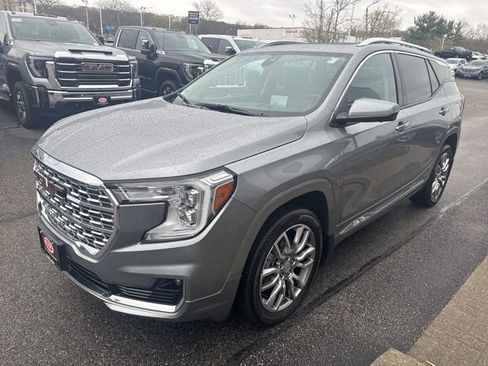 Used 2024 GMC Terrain Denali w/ Denali Premium Package AWD/4WD image 3