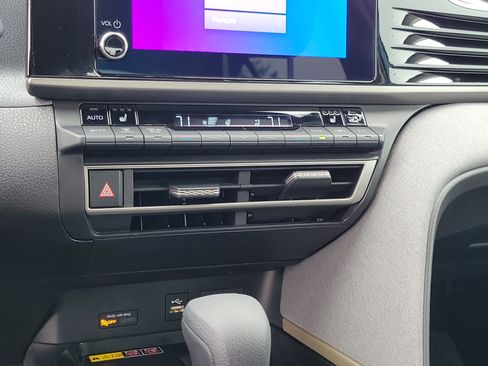 Used 2025 Toyota Camry LE w/ Convenience Package image 27