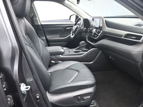 Used 2024 Toyota Highlander XLE image 29