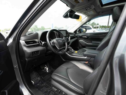 Used 2023 Toyota Highlander XLE AWD/4WD image 8