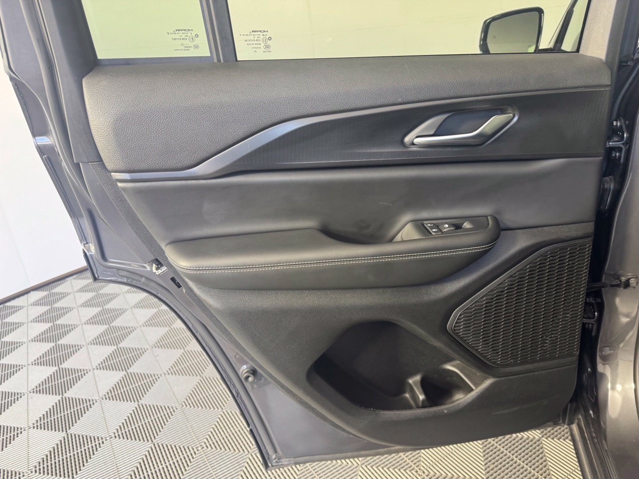 Used 2023 Jeep Grand Cherokee Altitude AWD/4WD image 23