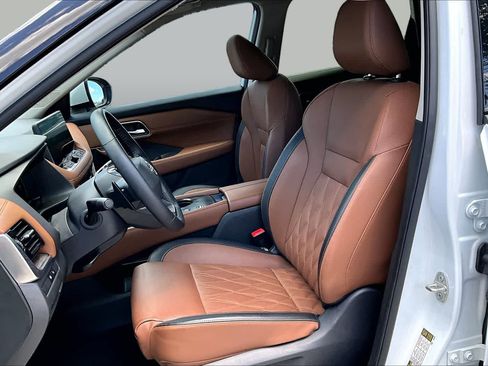 Used 2025 Nissan Rogue Platinum w/ Platinum Premium Package FWD image 14