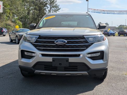 Used 2023 Ford Explorer XLT w/ Equipment Group 202A image 3