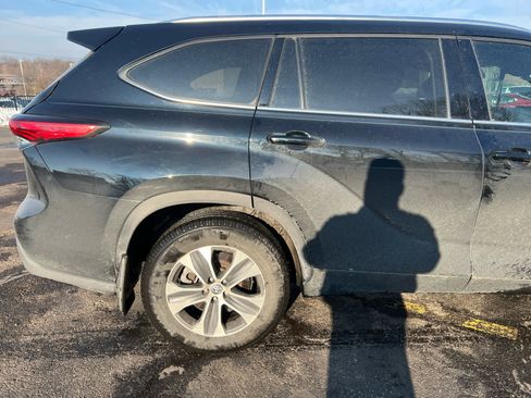 Used 2021 Toyota Highlander XLE image 17