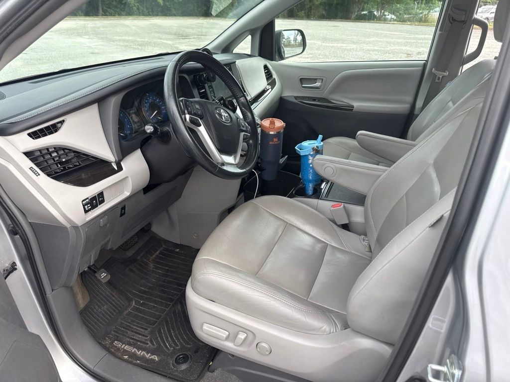 Used 2018 Toyota Sienna XLE Premium FWD image 18