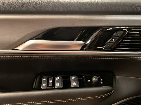 Used 2025 Jeep Wagoneer Series II w/ Convenience Group I AWD/4WD image 16