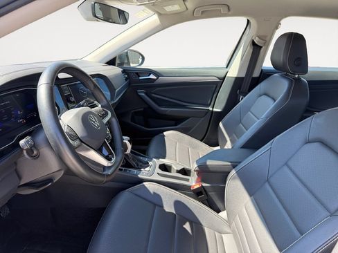Used 2024 Volkswagen Jetta SE FWD image 9