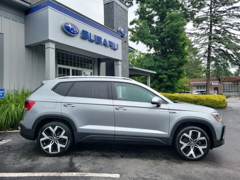 Used 2023 Volkswagen Taos SEL AWD/4WD image 2