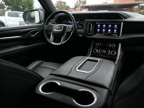 Used 2021 GMC Yukon Denali w/ Denali Premium Package image 23