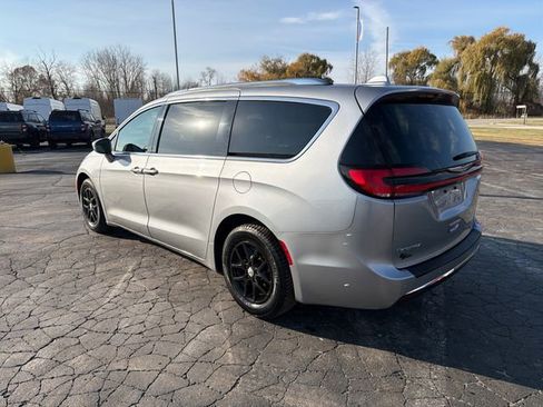 Used 2021 Chrysler Pacifica Touring-L image 4