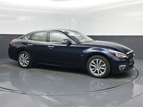 Used 2017 INFINITI Q70 3.7 image 1