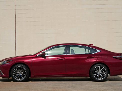 Used 2025 Lexus ES 300h w/ Premium Package FWD image 9