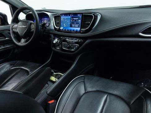 Used 2025 Chrysler Pacifica Limited image 27