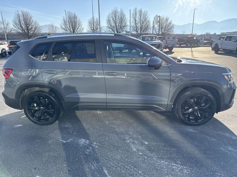 Used 2023 Volkswagen Taos SE w/ Panoramic Sunroof Package image 6