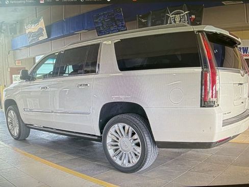Used 2019 Cadillac Escalade ESV Platinum RWD image 3