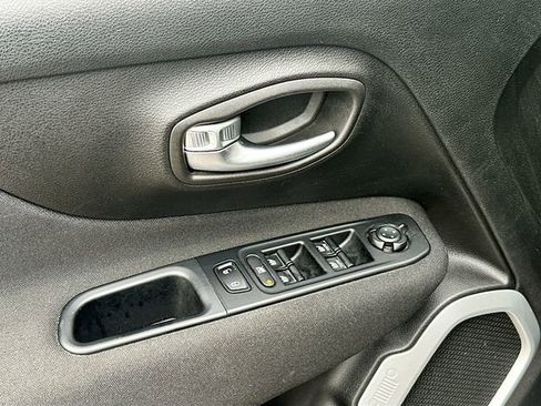 Used 2019 Jeep Renegade Latitude w/ Cold Weather Group AWD/4WD image 18