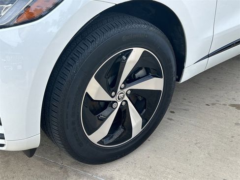 Used 2024 Jaguar F-PACE R-Dynamic S image 9