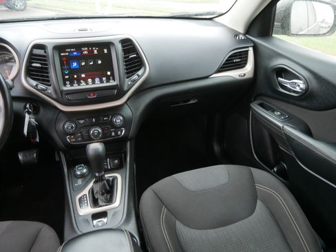 Used 2017 Jeep Cherokee Latitude AWD/4WD image 11