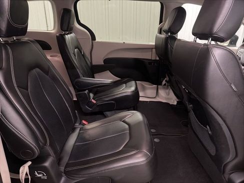 Used 2023 Chrysler Pacifica Touring-L image 26