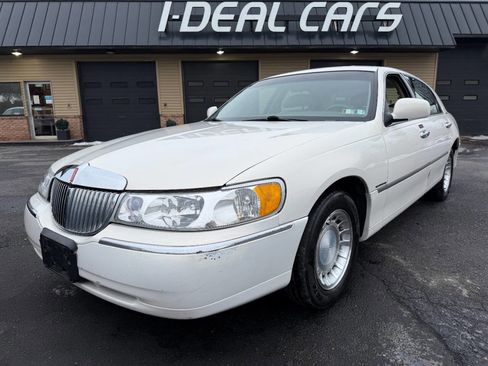 Used 2000 Lincoln Town Car Executive image 1