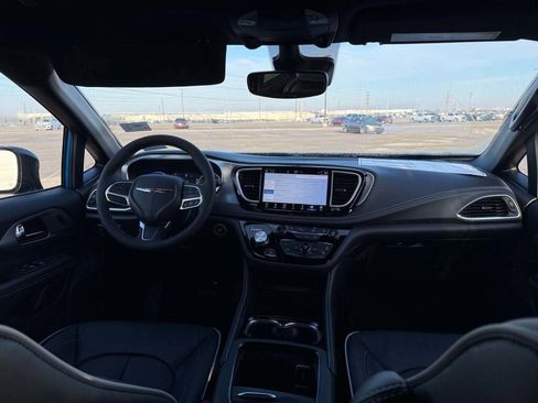 New 2026 Chrysler Pacifica Limited image 23