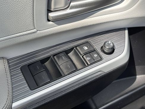 Used 2025 Toyota Sienna XLE FWD image 18
