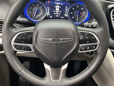 Used 2023 Chrysler Pacifica Touring-L FWD image 15