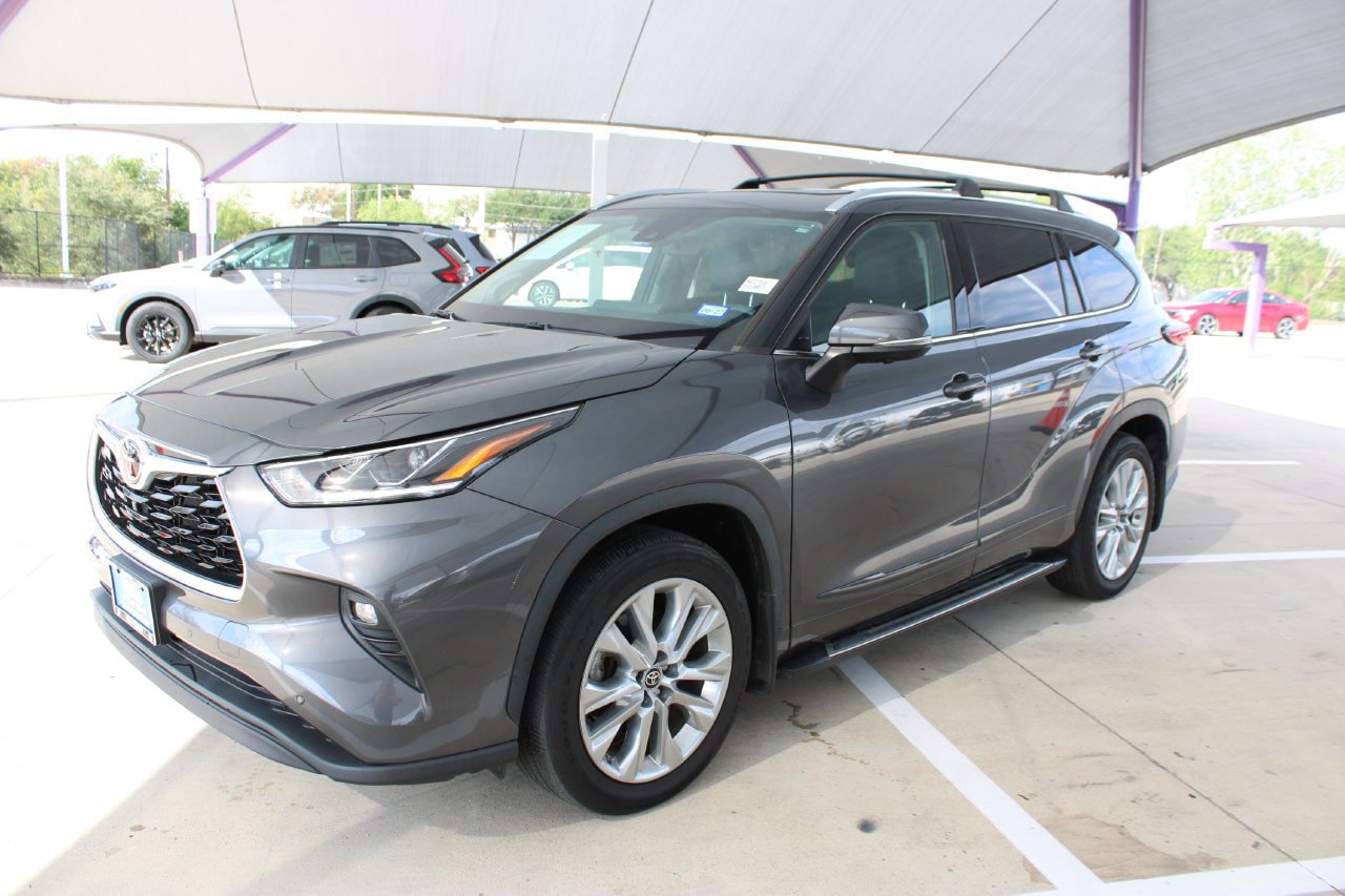 Used 2023 Toyota Highlander Limited AWD/4WD image 1