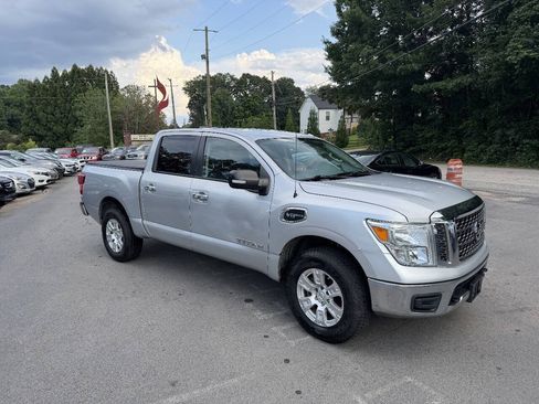 Used 2017 Nissan Titan SV AWD/4WD image 3