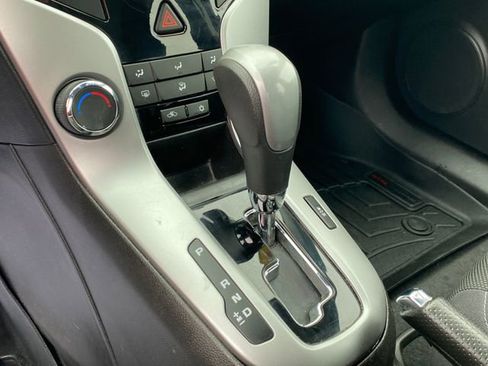 Used 2016 Chevrolet Cruze LT image 9