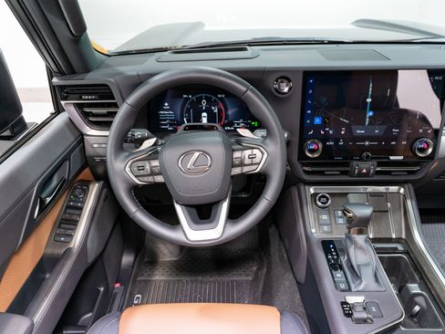 Used 2025 Lexus GX 550 image 11