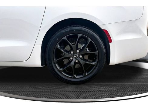Certified 2025 Chrysler Pacifica Limited FWD image 41