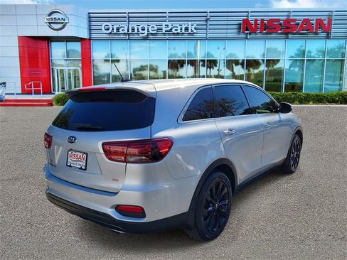 Used 2020 Kia Sorento LX image 2