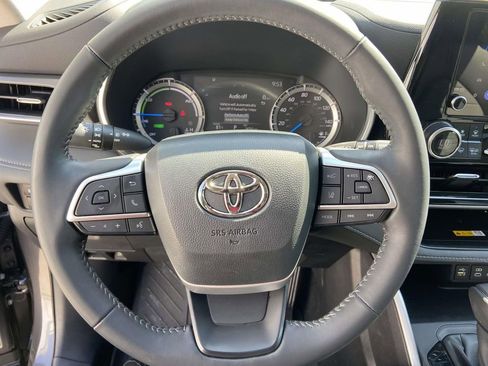 Used 2025 Toyota Highlander XLE AWD/4WD image 36