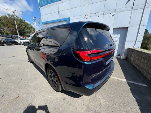Used 2023 Chrysler Pacifica Touring-L w/ S Appearance Package FWD image 3