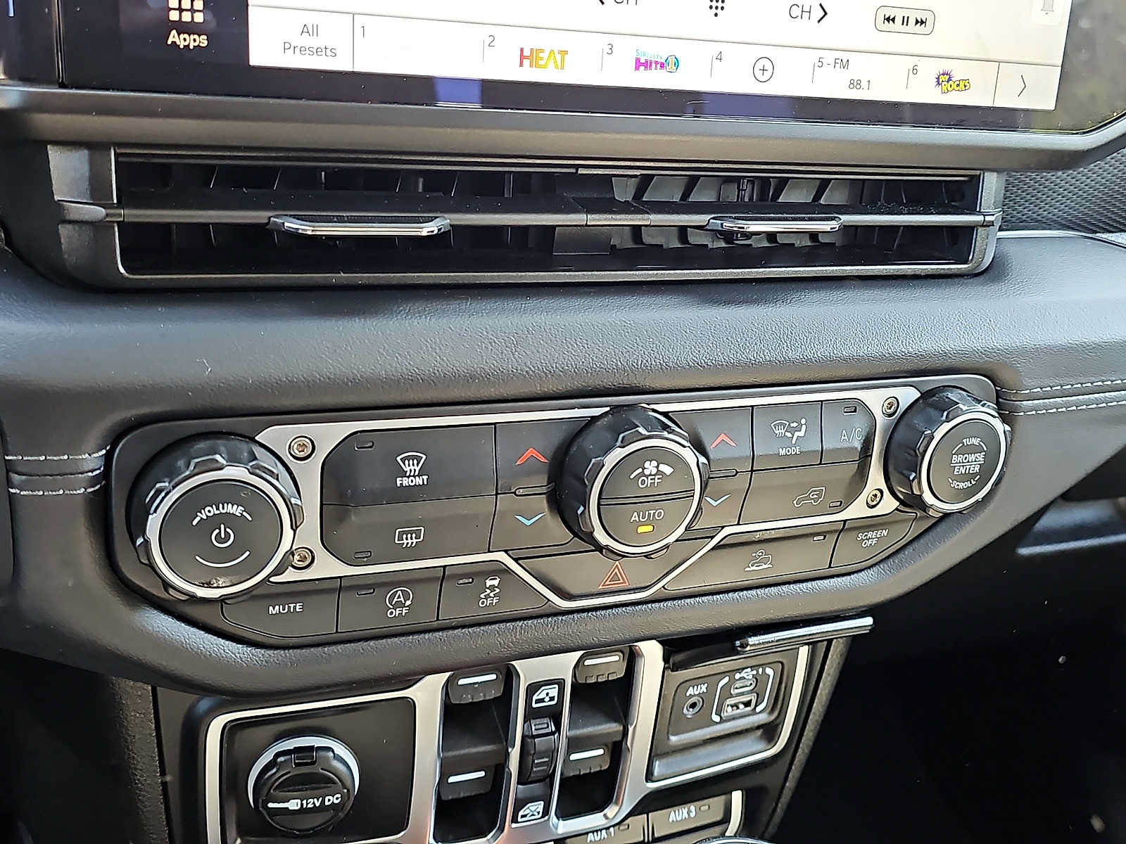 Used 2026 Jeep Gladiator Mojave AWD/4WD image 16