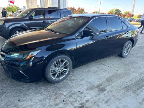 Used 2017 Toyota Camry SE FWD image 1
