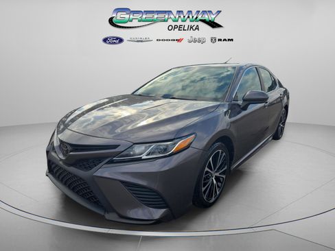 Used 2020 Toyota Camry SE image 3