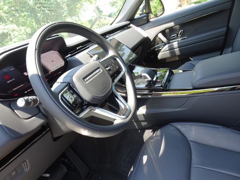 New 2025 Land Rover Range Rover Sport SE image 18