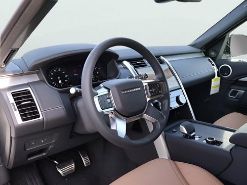 New 2026 Land Rover Discovery Dynamic SE image 18
