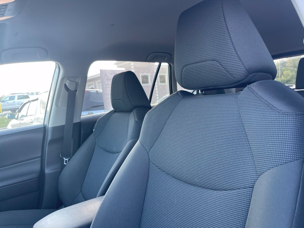 Used 2025 Toyota RAV4 LE AWD/4WD image 9