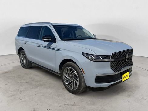 Used 2025 Lincoln Navigator Reserve AWD/4WD image 7