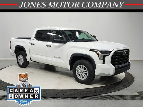 Used 2022 Toyota Tundra SR5 w/ SR5 Convenience Package AWD/4WD image 1