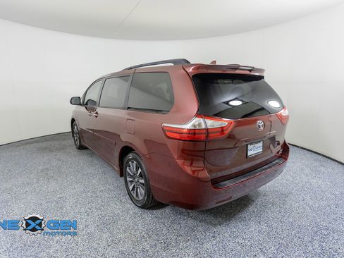 Used 2019 Toyota Sienna XLE w/ XLE Navigation Package AWD/4WD image 5