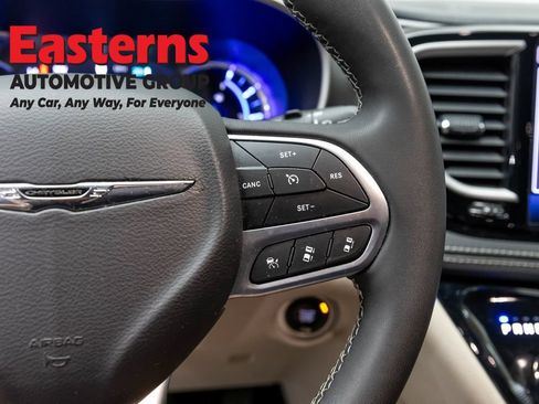 Used 2023 Chrysler Pacifica Touring-L FWD image 16