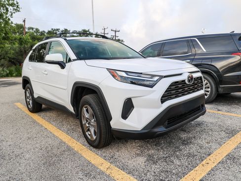 Used 2025 Toyota RAV4 XLE w/ Convenience Package FWD image 6